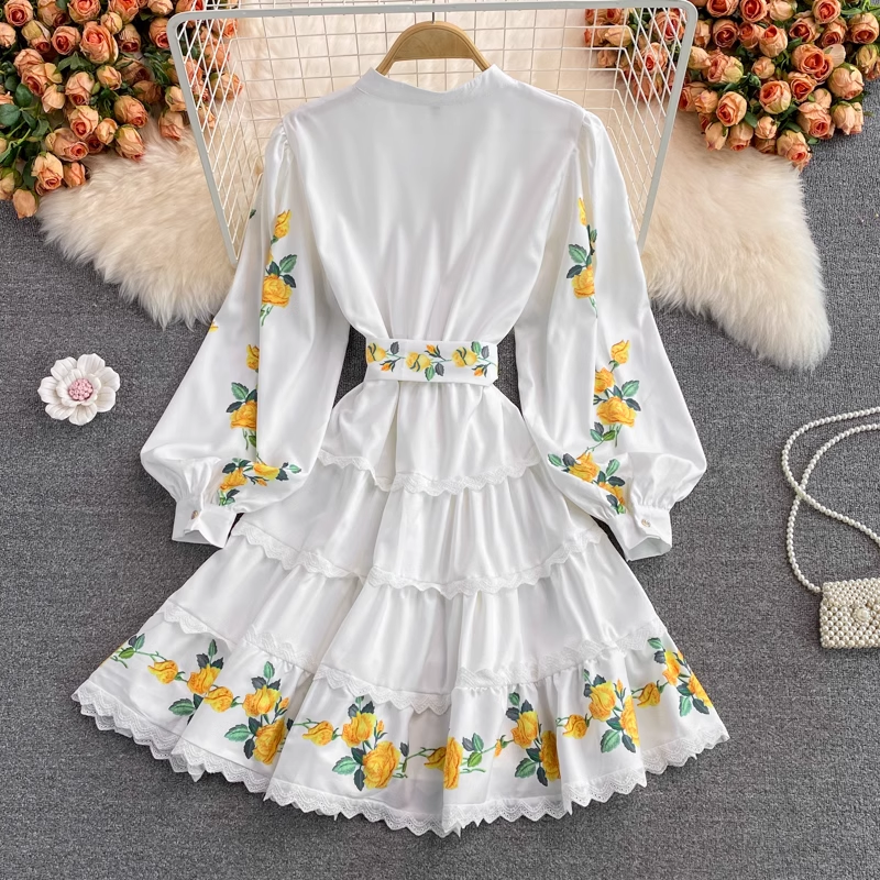 Mittellanges, bedrucktes Retro-Kleid mit Puffärmeln und Spitze und V-Ausschnitt 1388