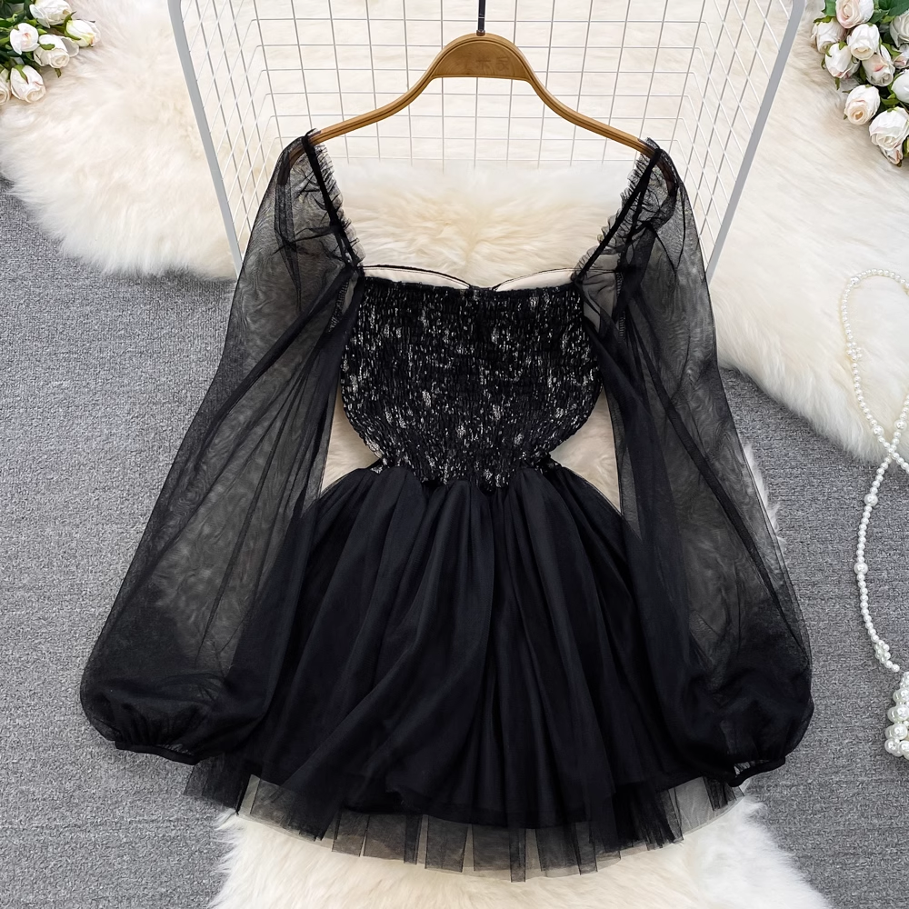 Sexy kurzes Kleid mit quadratischem Ausschnitt, langen Ärmeln, Puffspitze und Spitze 1617