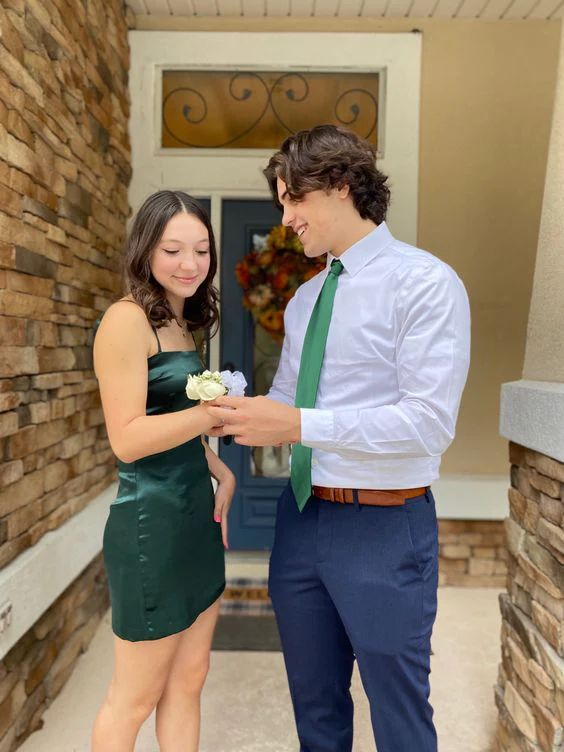 Robe de soirée fourreau verte en satin moulante 2380