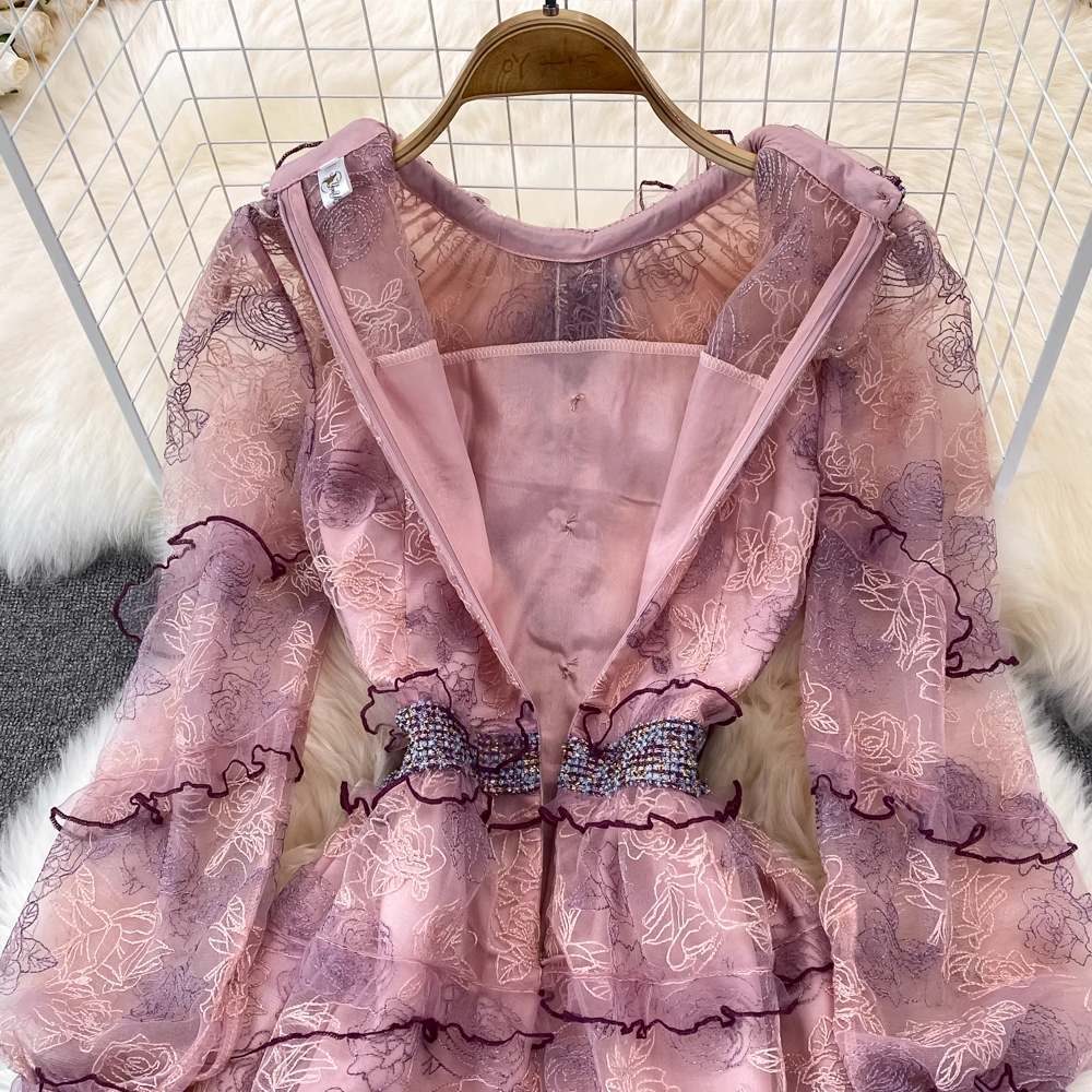 Robe mi-longue à col rond et dentelle perlée, style fée printanière, 1768