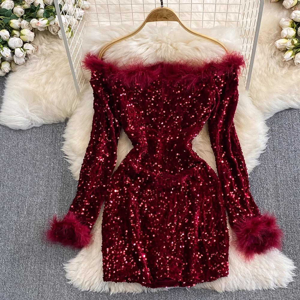 Robe courte fourreau à paillettes et épaules dénudées 1873