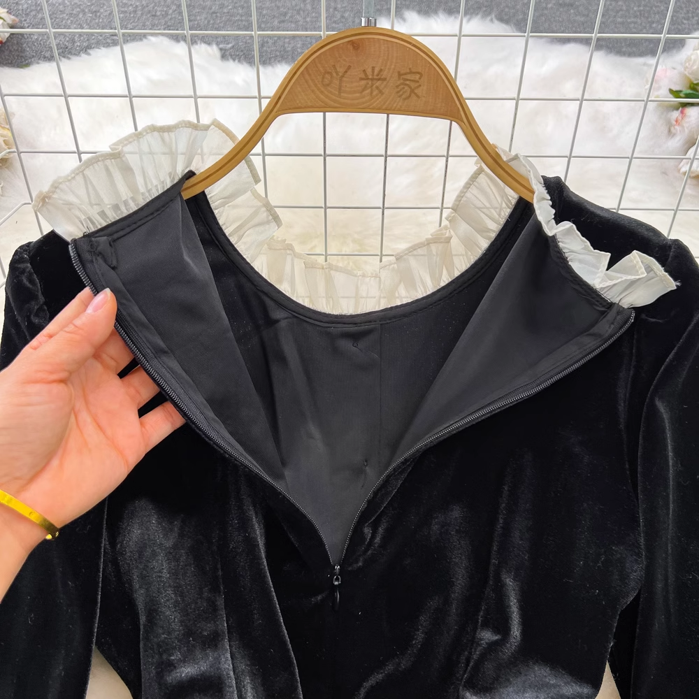 Robe col rond en velours noir automne-hiver 1874