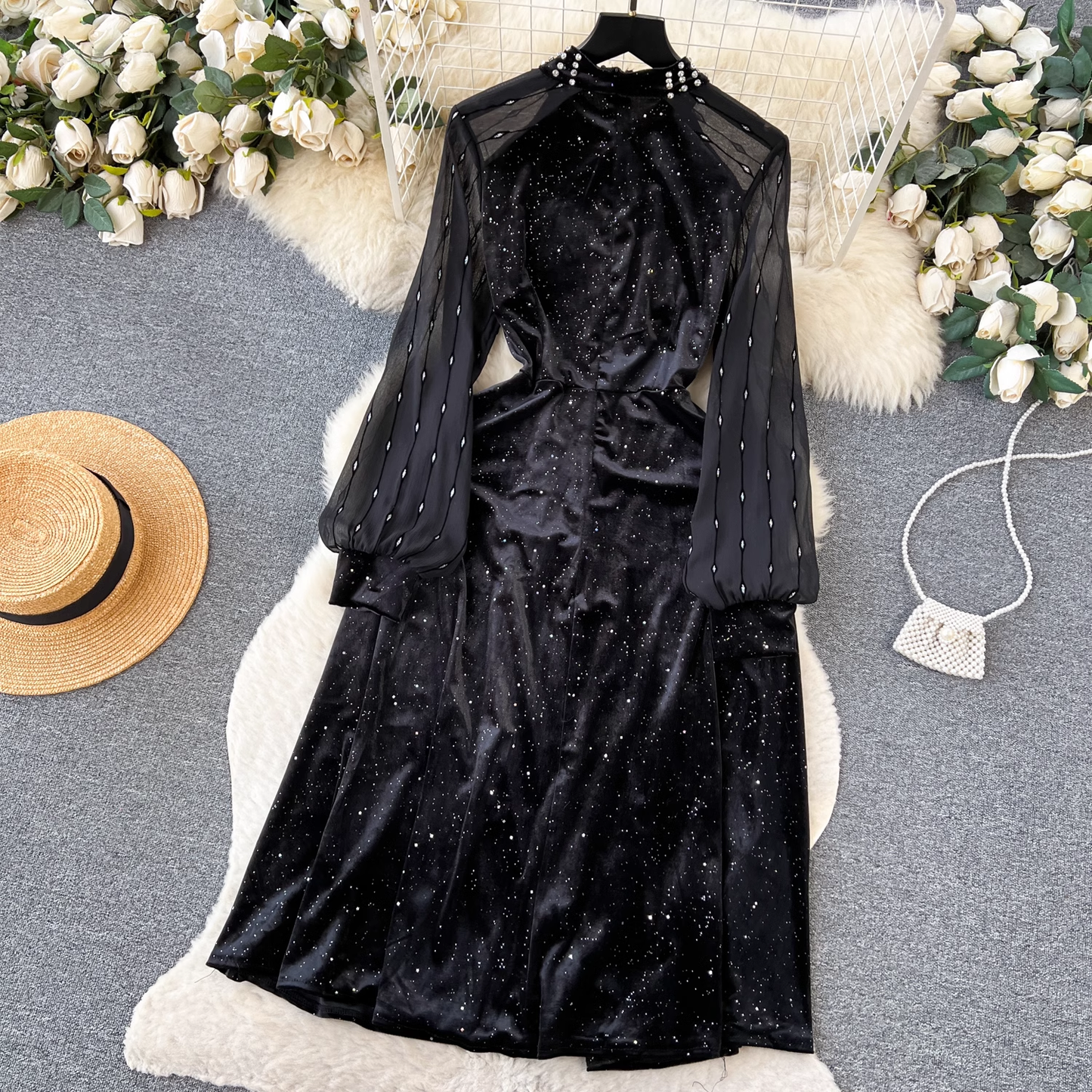 Robe en velours noir perlée et pailletée, élégante, 1875