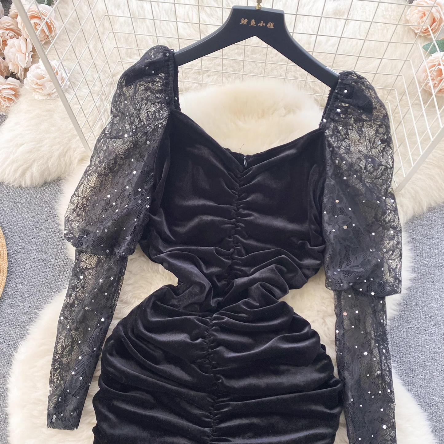 Date-Kleid, Spitzen-Samtkleid mit Puffärmeln, 1881