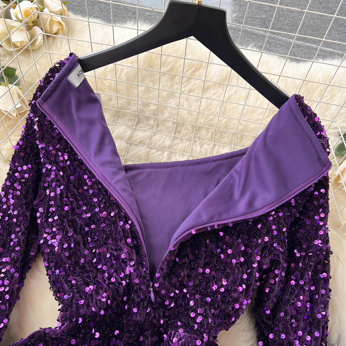 Lila Pailletten-Rüschen-Abendkleid mit langen Ärmeln, Abendkleid von 1865