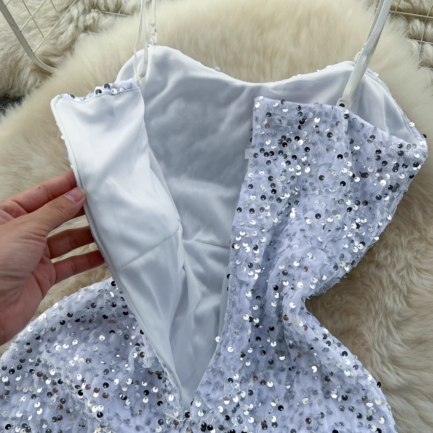 Robe à bretelles spaghetti et à volants en sequins 1885