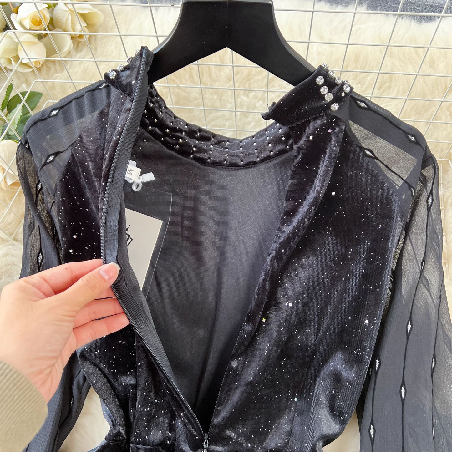 Schwarzes Samtkleid mit Perlen und Pailletten, elegantes Kleid von 1875