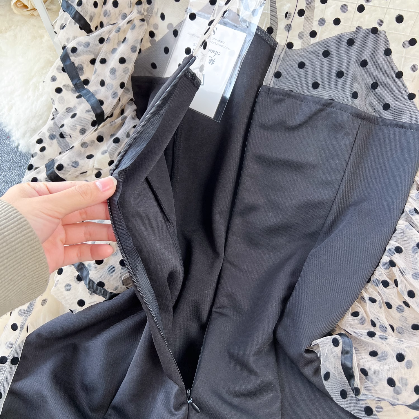 Robe noire en maille transparente à pois 1876