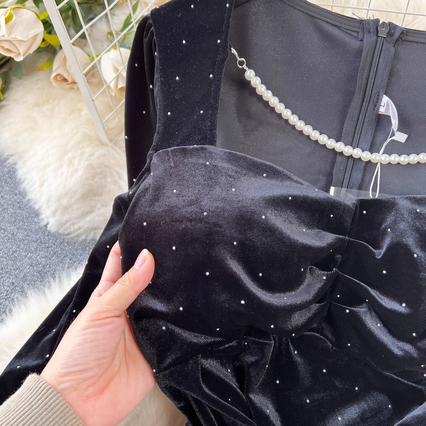 Herbst- und Winterkleid aus schwarzem Samt mit Punkten, 1878