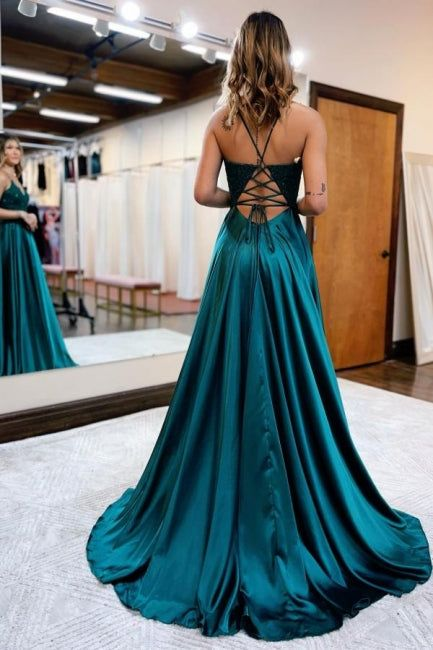 Robe de soirée trapèze en satin vert à bretelles spaghetti et fente 2111