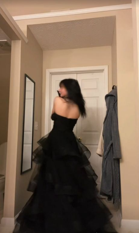 Trägerloses schwarzes langes Ballkleid in A-Linie mit mehrlagigem Tüll 2242