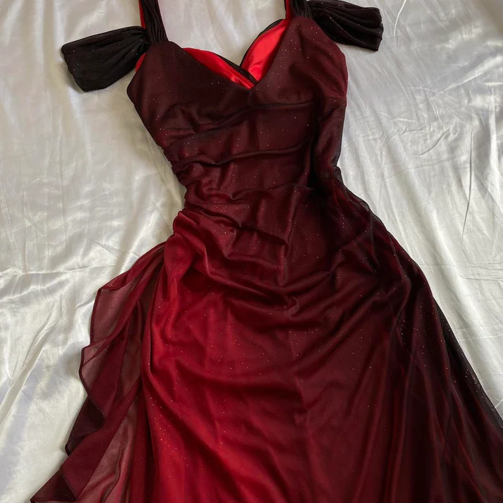 Burgunderrotes, glänzendes, langes Ballkleid mit Rüschen, A-Linie, Abendkleid J2599