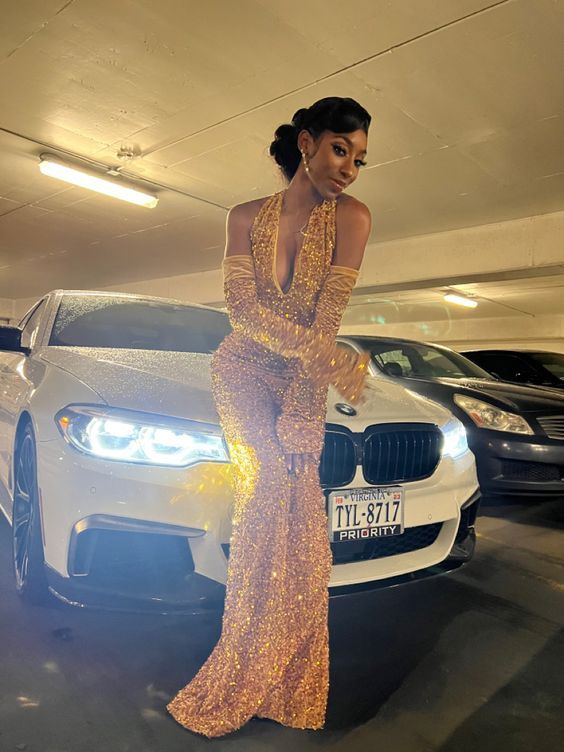 Robe de bal sirène à paillettes dorées et décolleté en V profond J2697