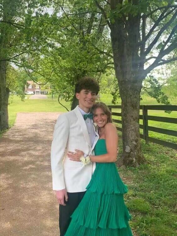 Trägerloses grünes, mehrlagiges A-Linien-Ballkleid J2937