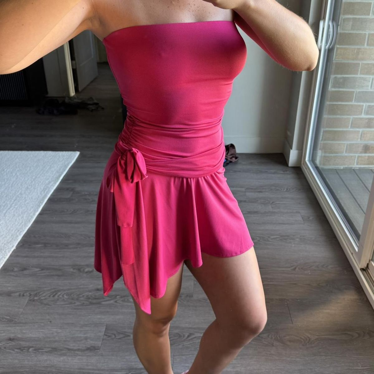 Trägerloses A-Linien-Mini-Heimkehrkleid J7524
