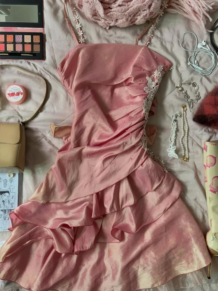 Rosa Spaghettiträger-Heimkehrkleid mit Laser-Rüschen J7604