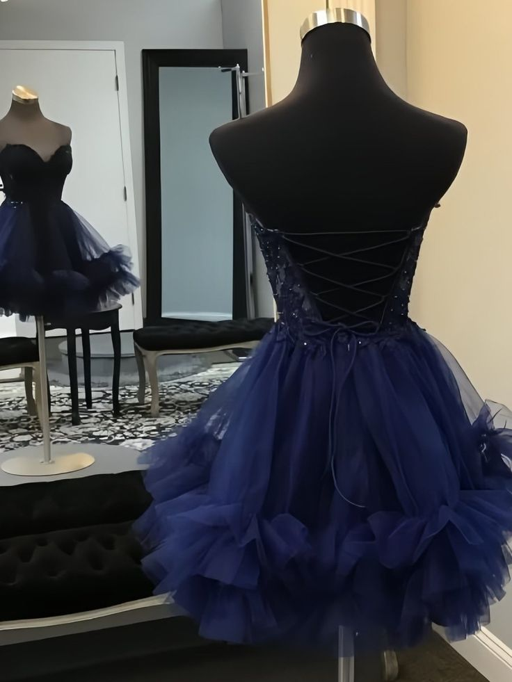 Robe de soirée trapèze en tulle à volants et décolleté en cœur bleu marine J7739