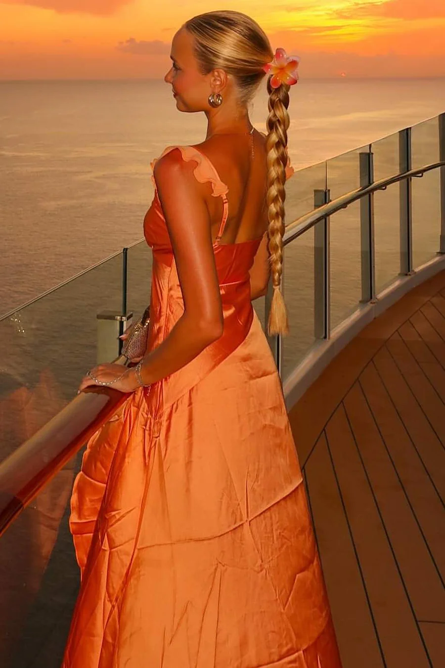 Robe de bal longue orange en satin à volants et col en V, coupe trapèze, J8784