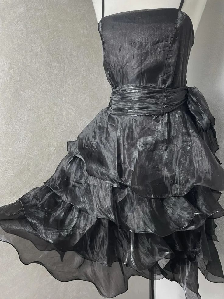 Schickes schwarzes Homecoming-Kleid mit Spaghettiträgern und Rüschen J8373