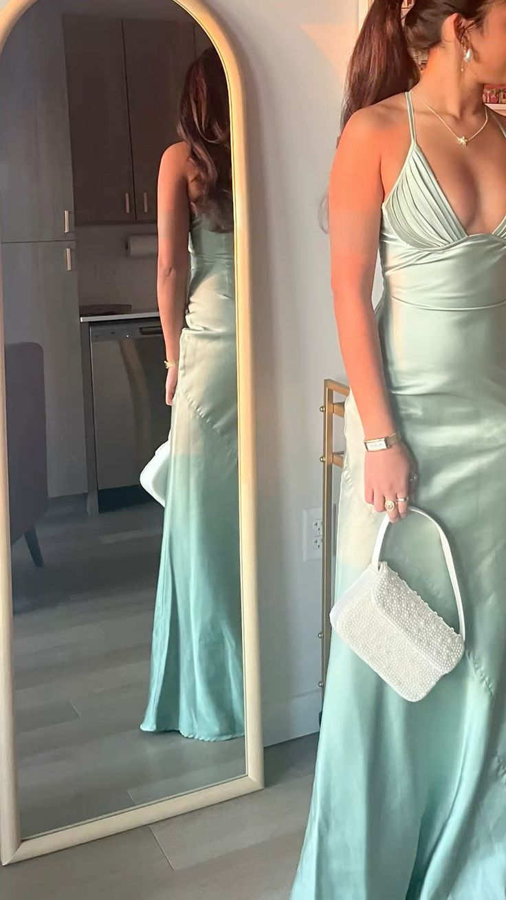 Robe de soirée longue en satin à bretelles spaghetti et col en V J8054