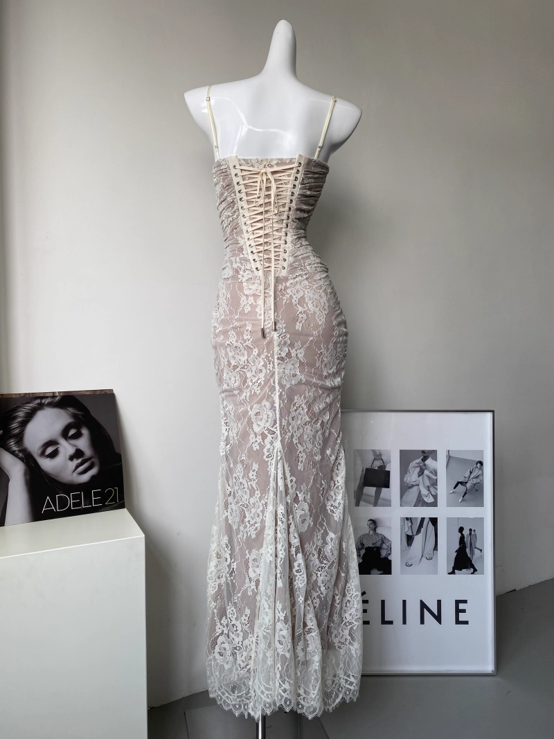 Robe longue de bal en dentelle noire à bretelles spaghetti J5773