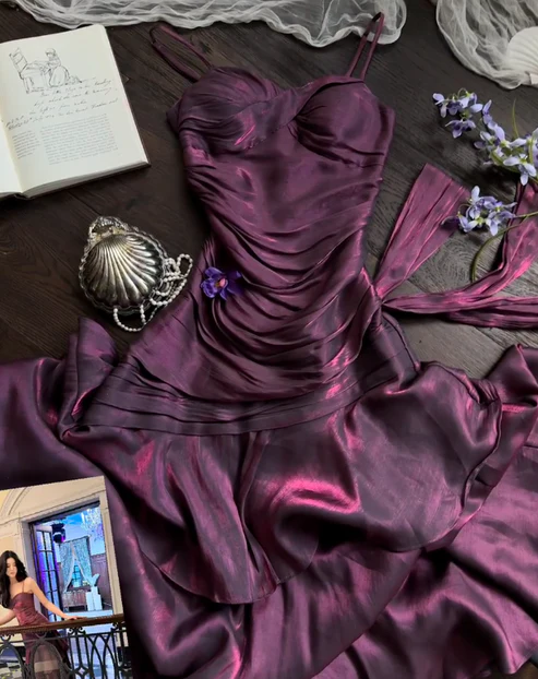 Robe longue violette à bretelles spaghetti et volants à volants J8535