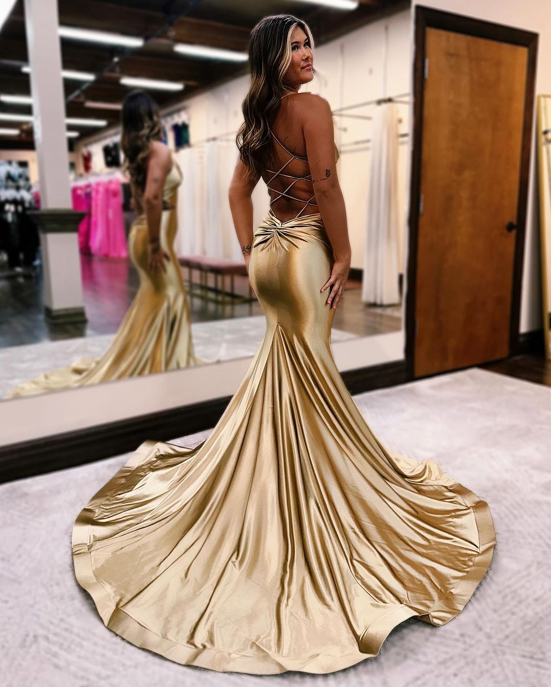 Robe de bal longue sirène en satin doré à col en V J2989