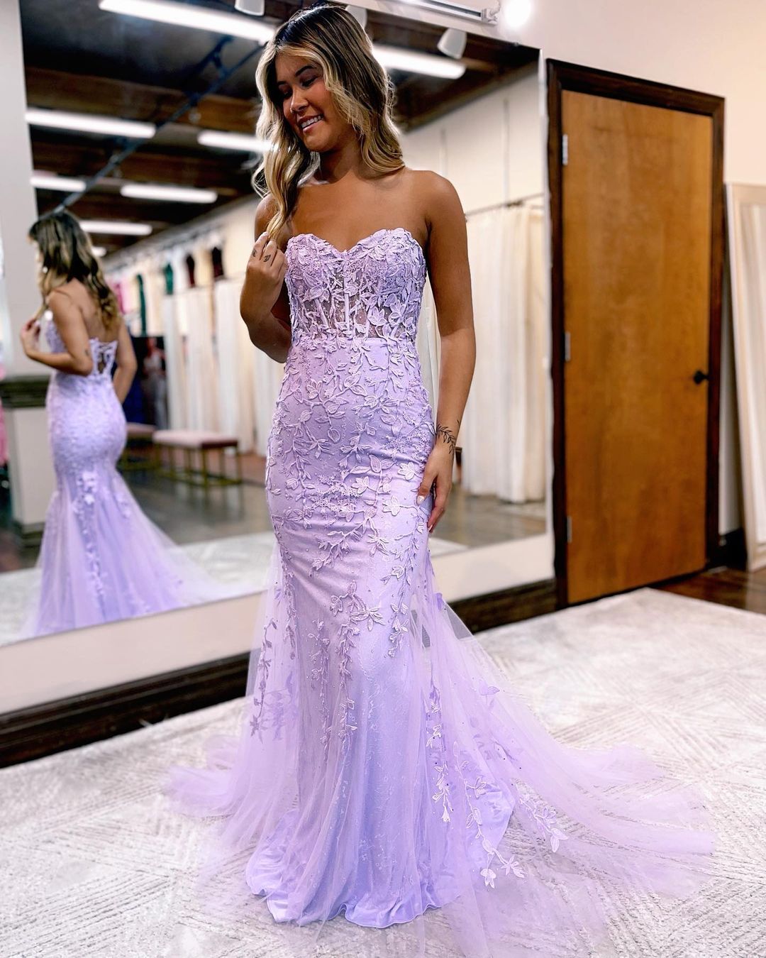 Robe de bal longue style sirène sans bretelles en dentelle lilas avec appliques J3018