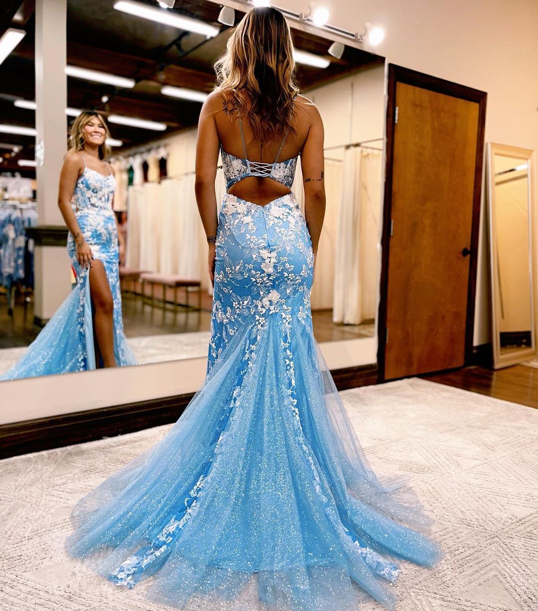 Robe de bal longue sirène en dentelle bleue avec appliques et fente J3024