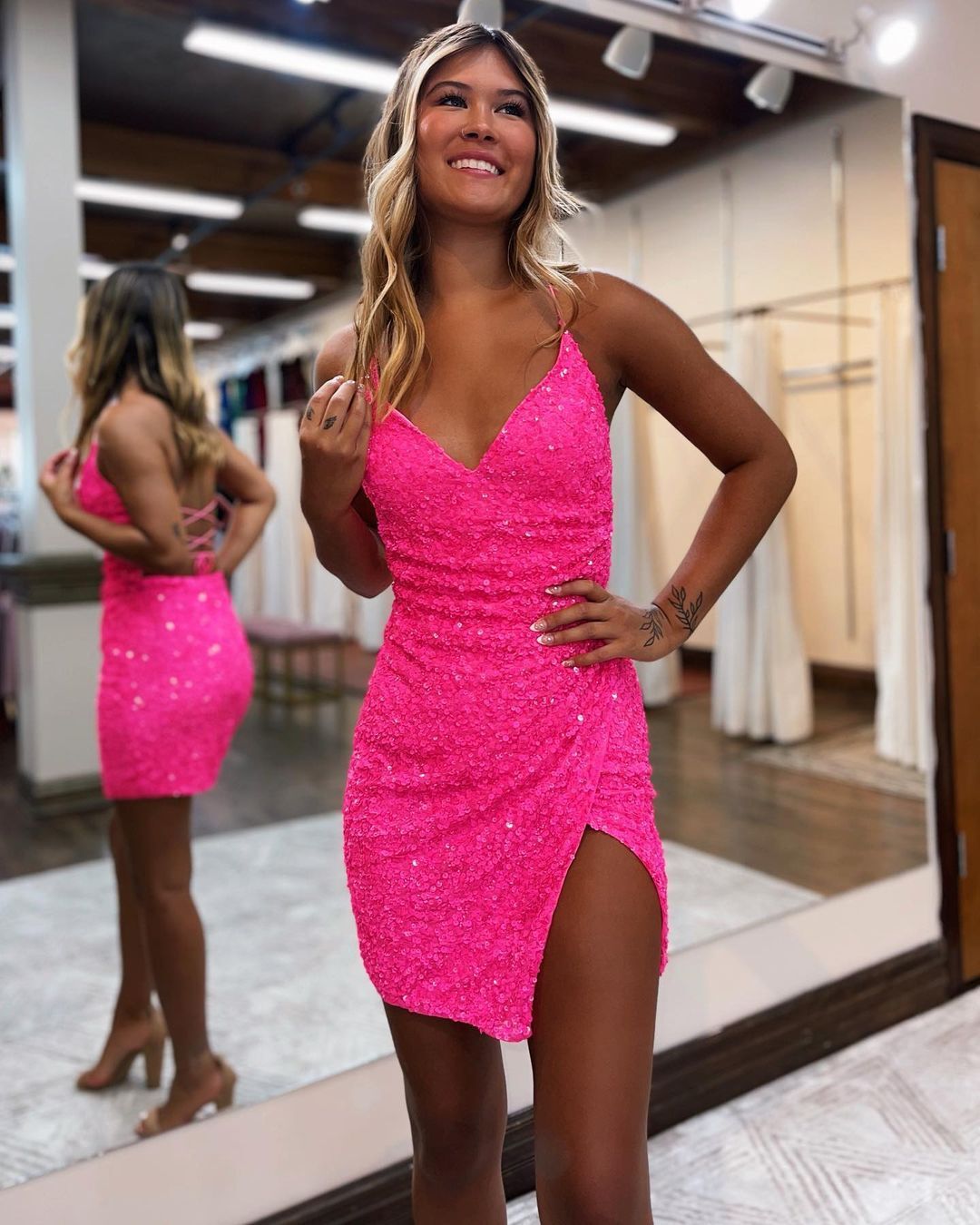 Robe de bal courte fourreau à paillettes rose vif et col en V J3035