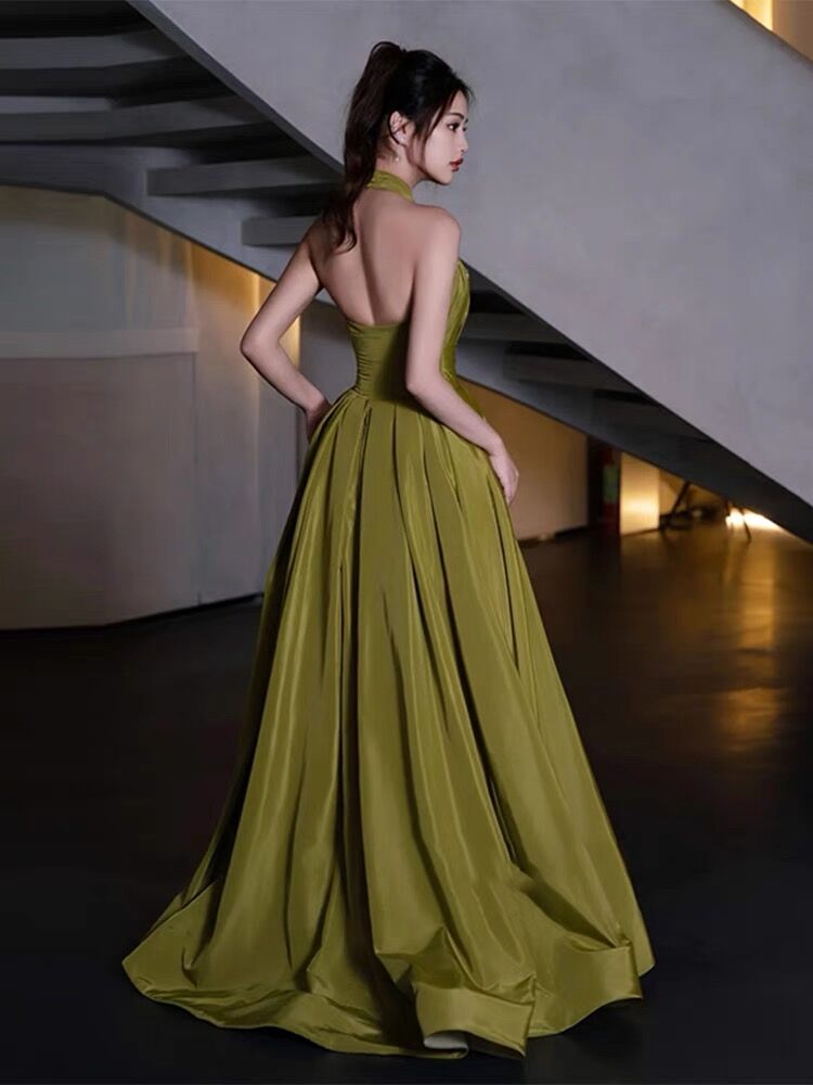 Robe de bal longue en satin vert à col licou et coupe trapèze J3079