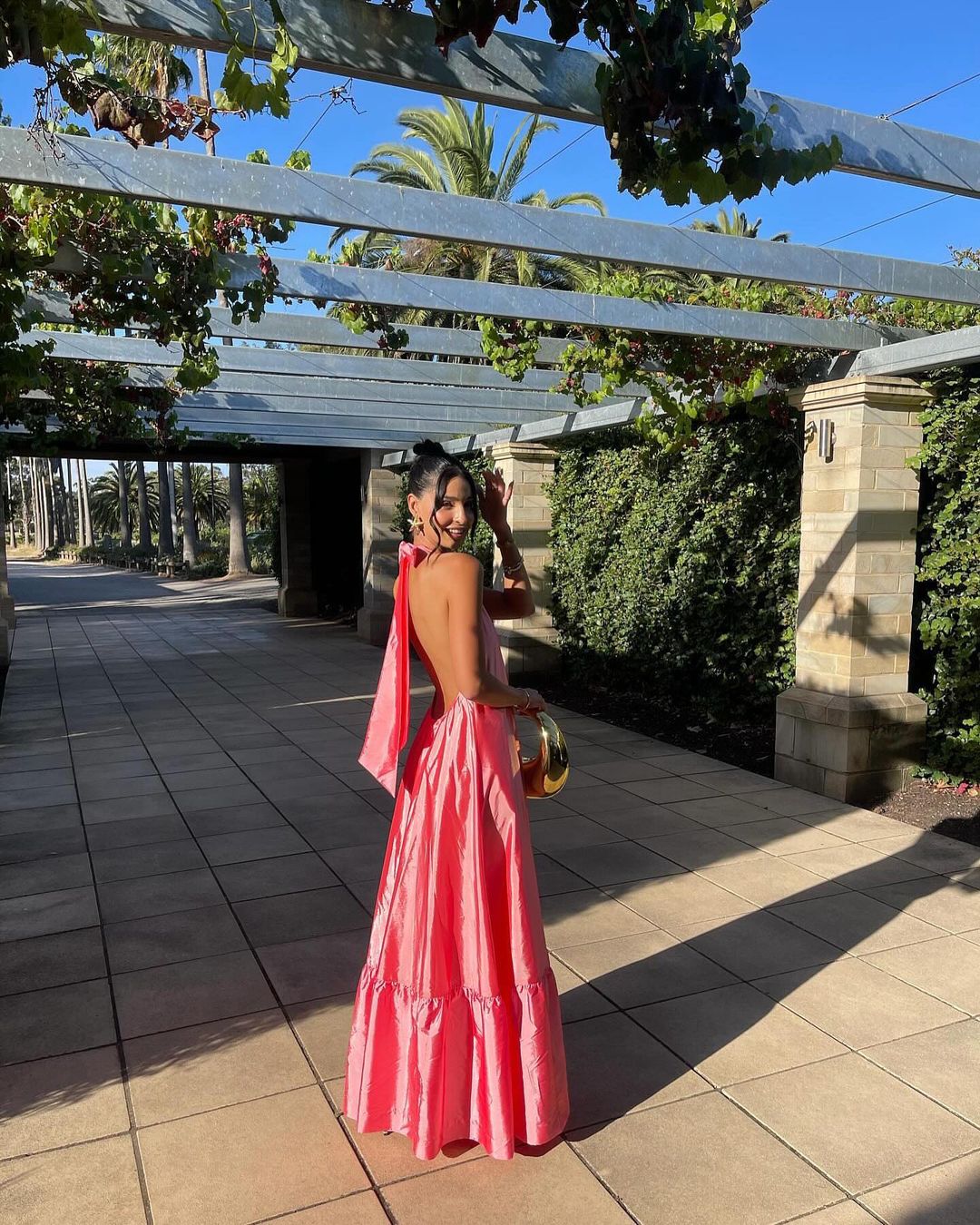 Langes Ballkleid aus Satin mit V-Ausschnitt und Neckholder in A-Linie, Rosa J3107