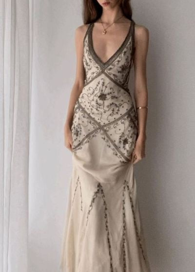 Robe de soirée longue beige style sirène à col en V et perles J3157