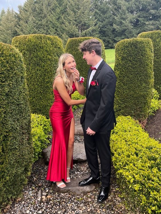 Robe de bal longue sirène en satin rouge à col en V et fente J3165