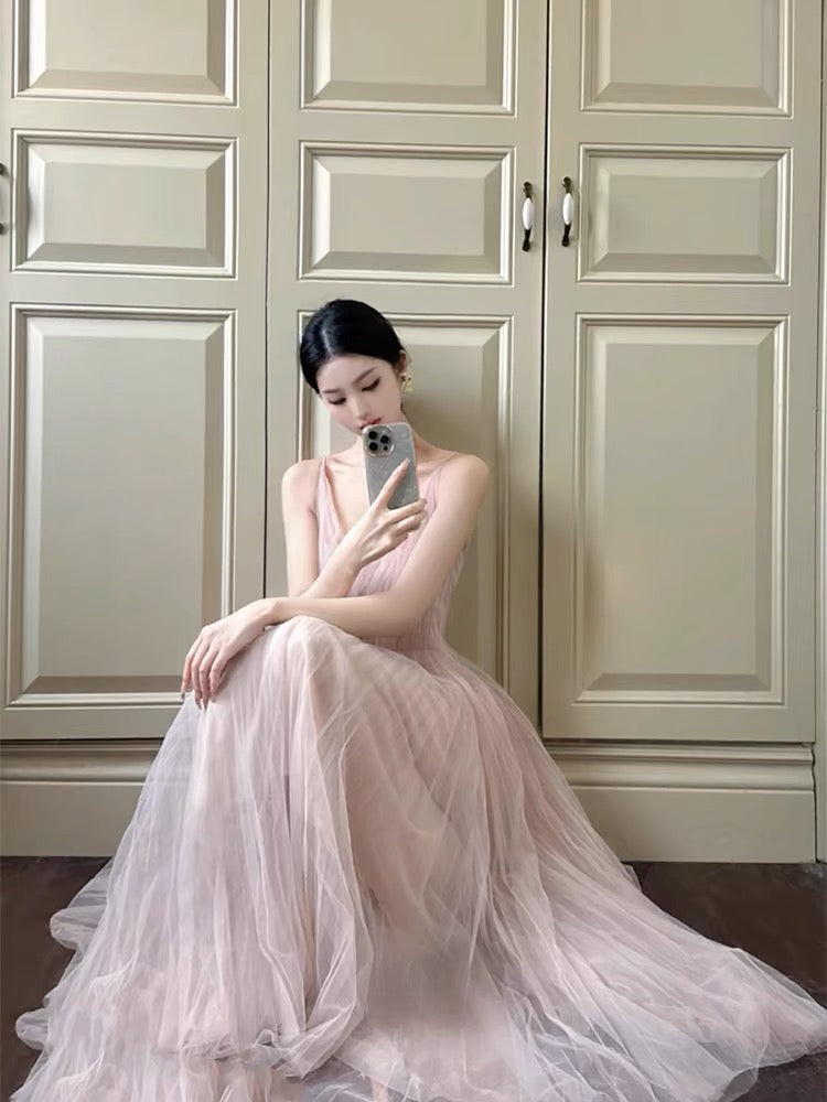 A-Linien-Ballkleid aus hellrosa Tüll mit V-Ausschnitt J3174