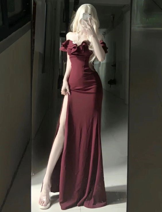 Robe de bal longue bordeaux à épaules dénudées et fente J3209
