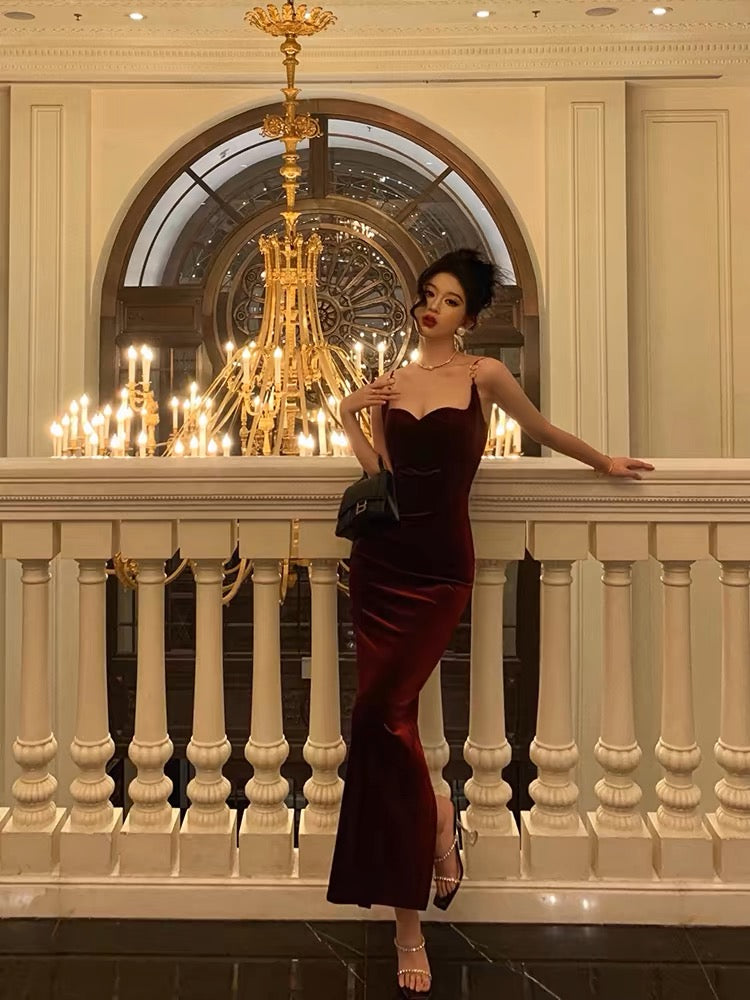 Robe de soirée fourreau longue en velours bordeaux avec décolleté en cœur J3267