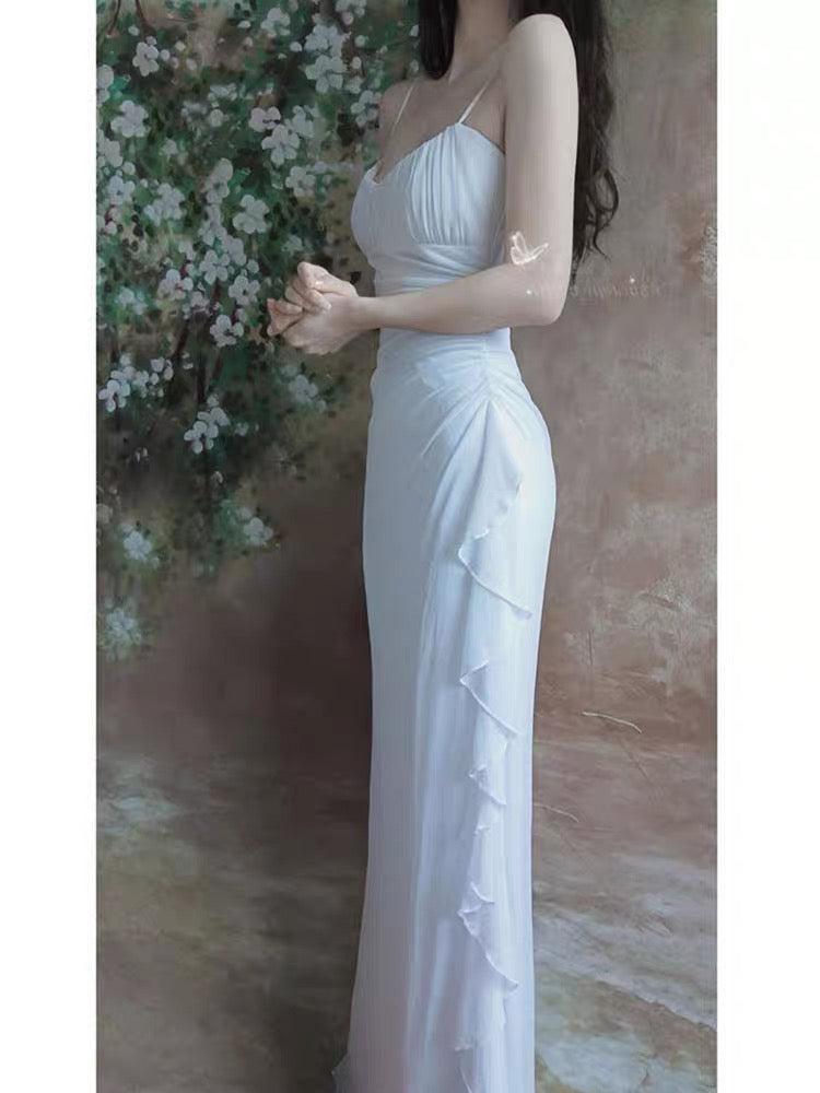 Robe de bal longue blanche à bretelles spaghetti et volants J3373