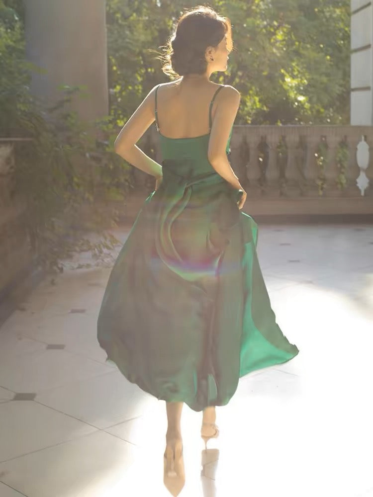 Robe de bal longue verte à bretelles spaghetti et volants J3386