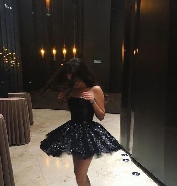 Robe de bal courte bustier trapèze noire J3409