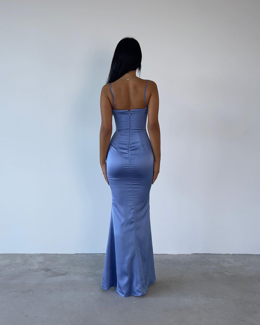 Robe de bal longue sirène en satin bleu à bretelles spaghetti J3422