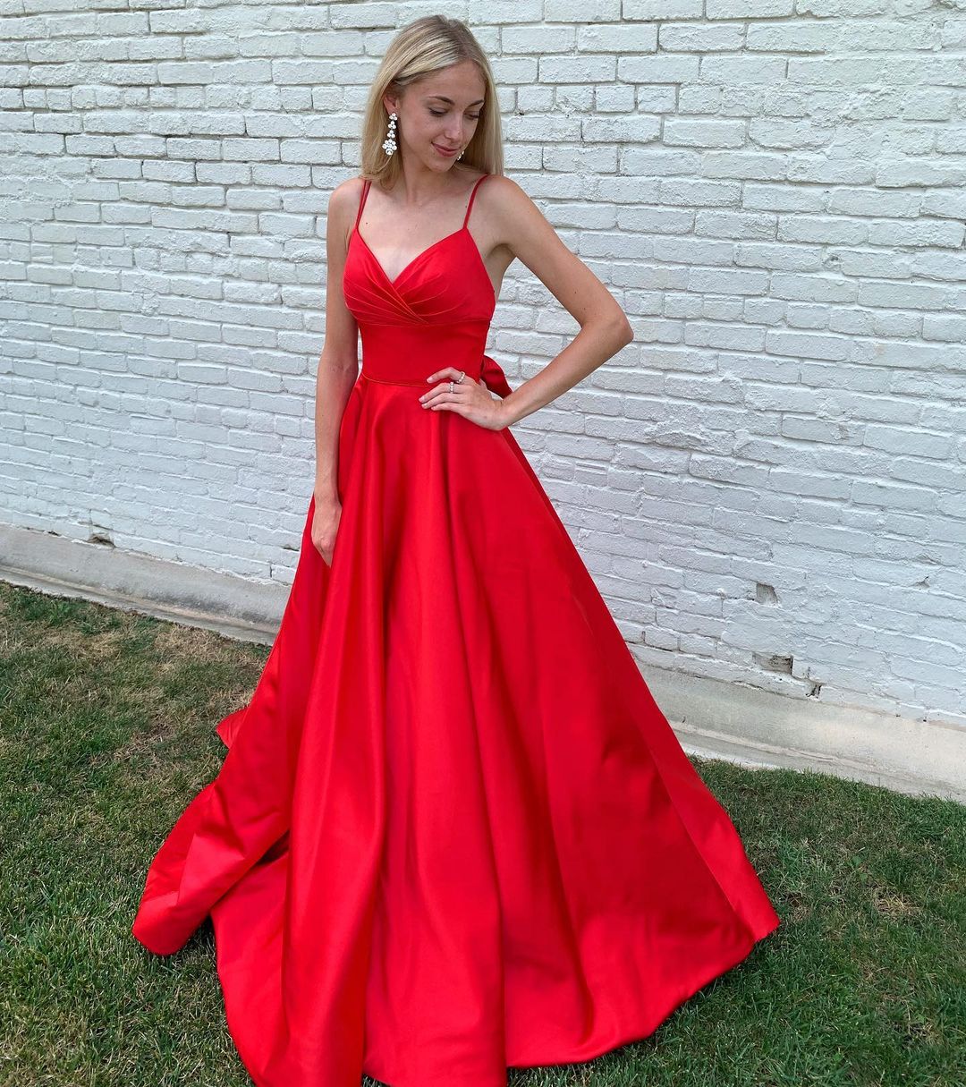 Robe de bal longue rouge à col en V et coupe trapèze J3433