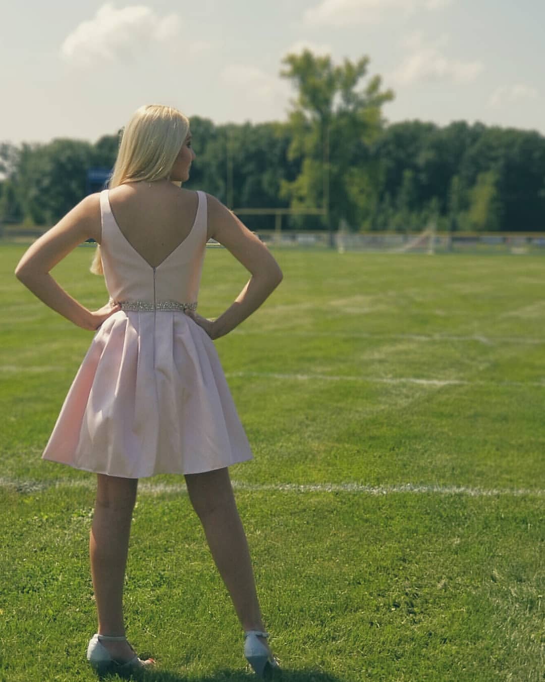 Robe de bal courte en satin rose à col en V et coupe trapèze J3439