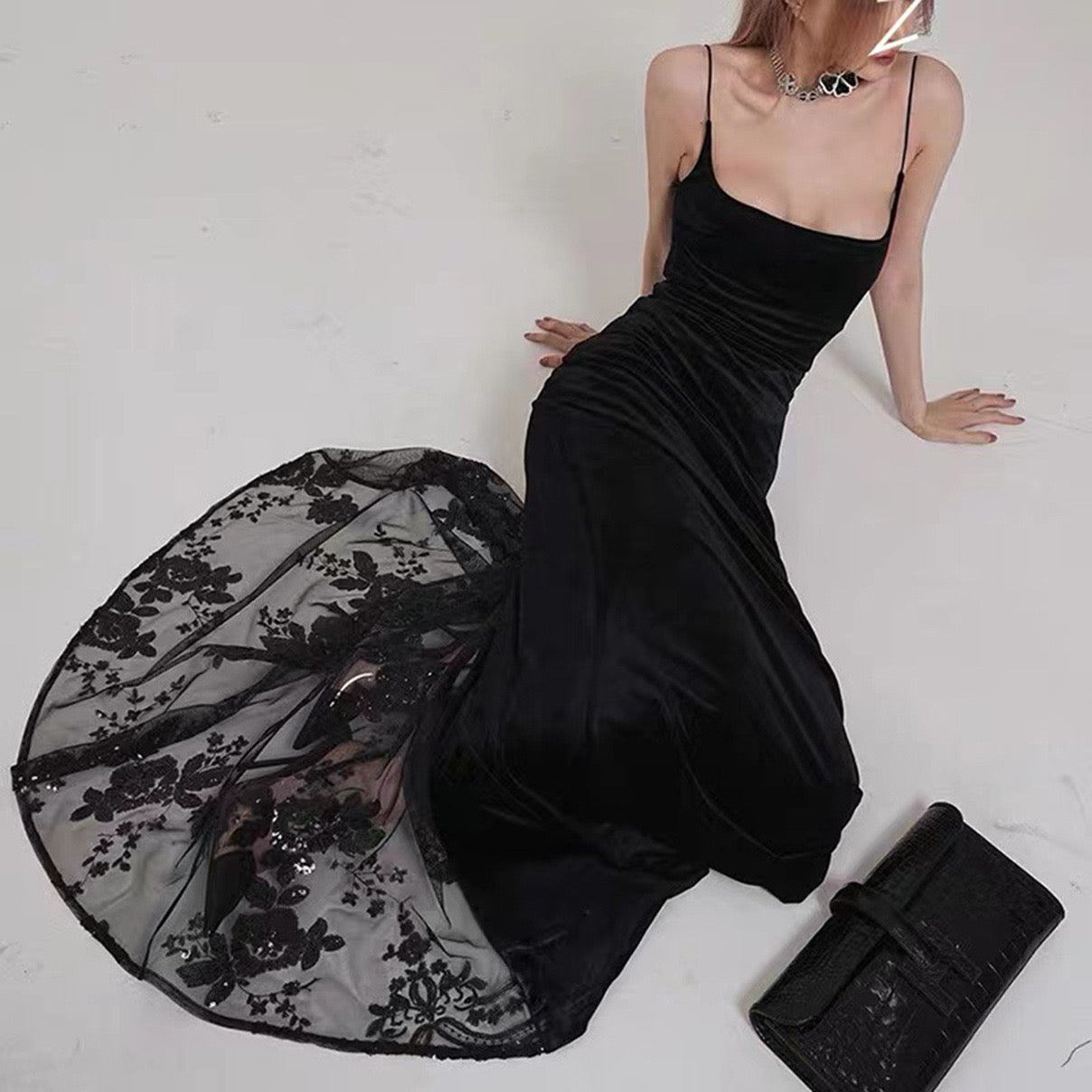 Robe de bal longue en velours noir à bretelles spaghetti et traîne en dentelle J3440