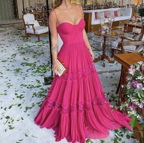 Robe de bal longue rouge à bretelles spaghetti et coupe trapèze J3497