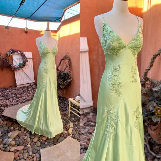 Robe de bal longue en mousseline verte à col en V et appliqués J3520