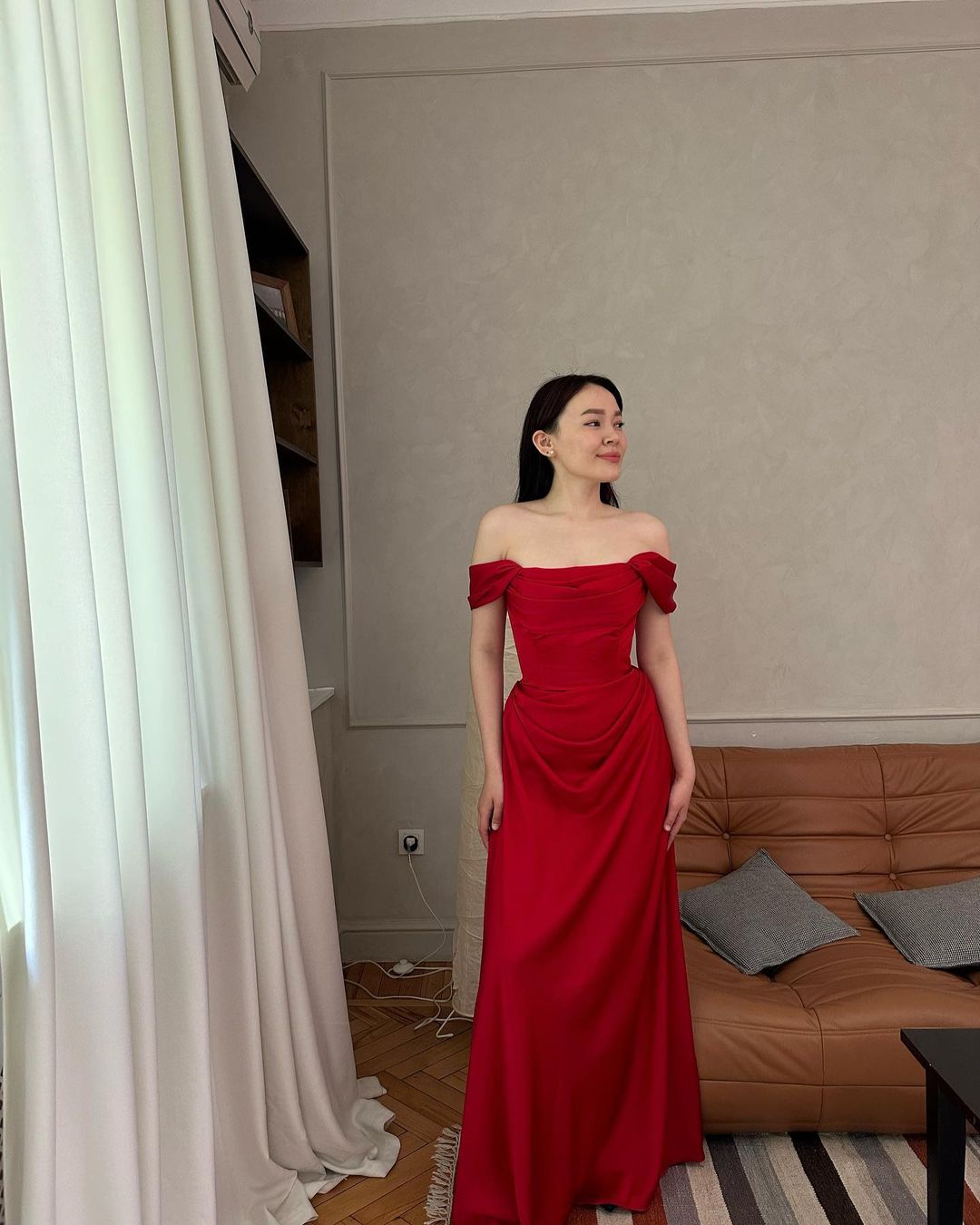 Robe de soirée longue rouge à épaules dénudées et coupe trapèze J3552