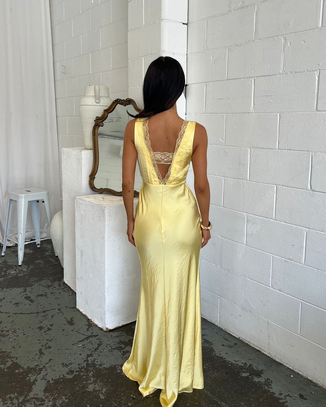 Robe de soirée longue fourreau jaune en dentelle à col en V J3560