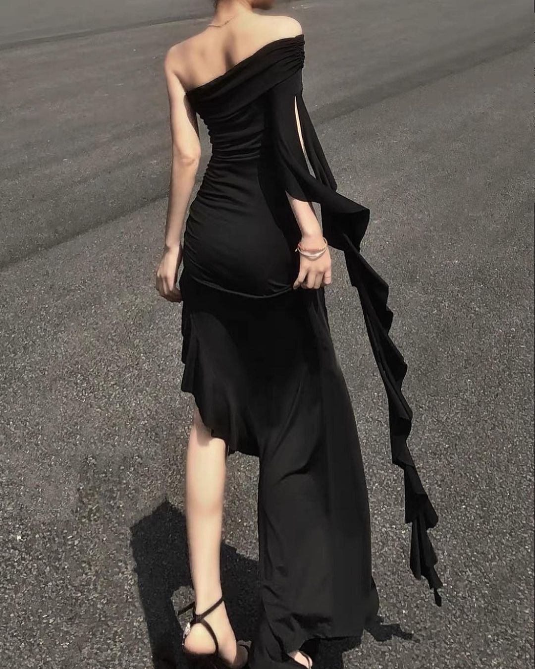 Robe de bal fourreau noire à une manche et à volants, tenue de soirée formelle J3596