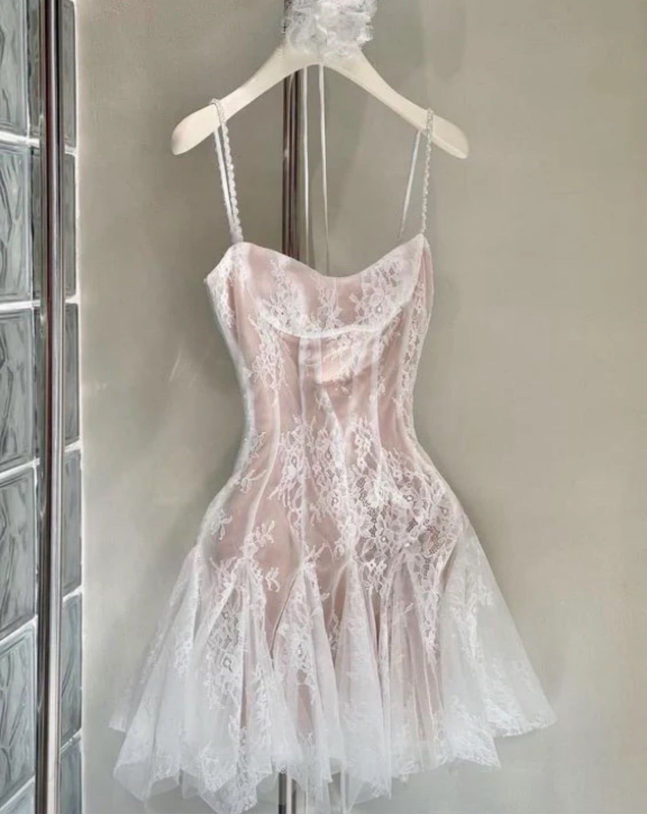 Robe de soirée courte en dentelle à bretelles spaghetti et coupe trapèze, tenue d'anniversaire J3645